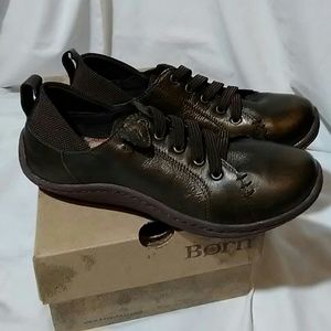 BORN leather walking shoe
